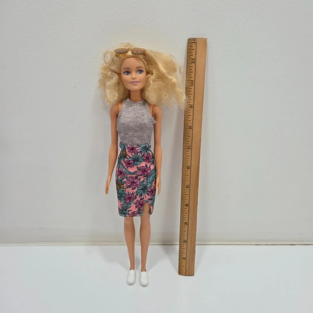 Barbie Fashionistas Doll #70 Blonde‎ Curly Pineapple Skirt FJF35 Mattel 2017